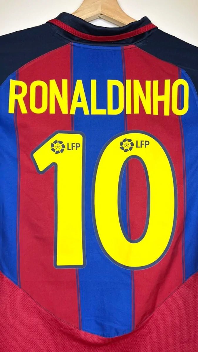 2003/04 Barcelone Domicile - Ronaldinho 10 (S) - Iconic Football Shop