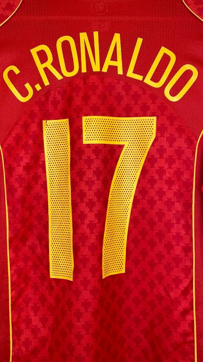 2004/06 Portugal Domicile - C.Ronaldo 17 (L) - Iconic Football Shop
