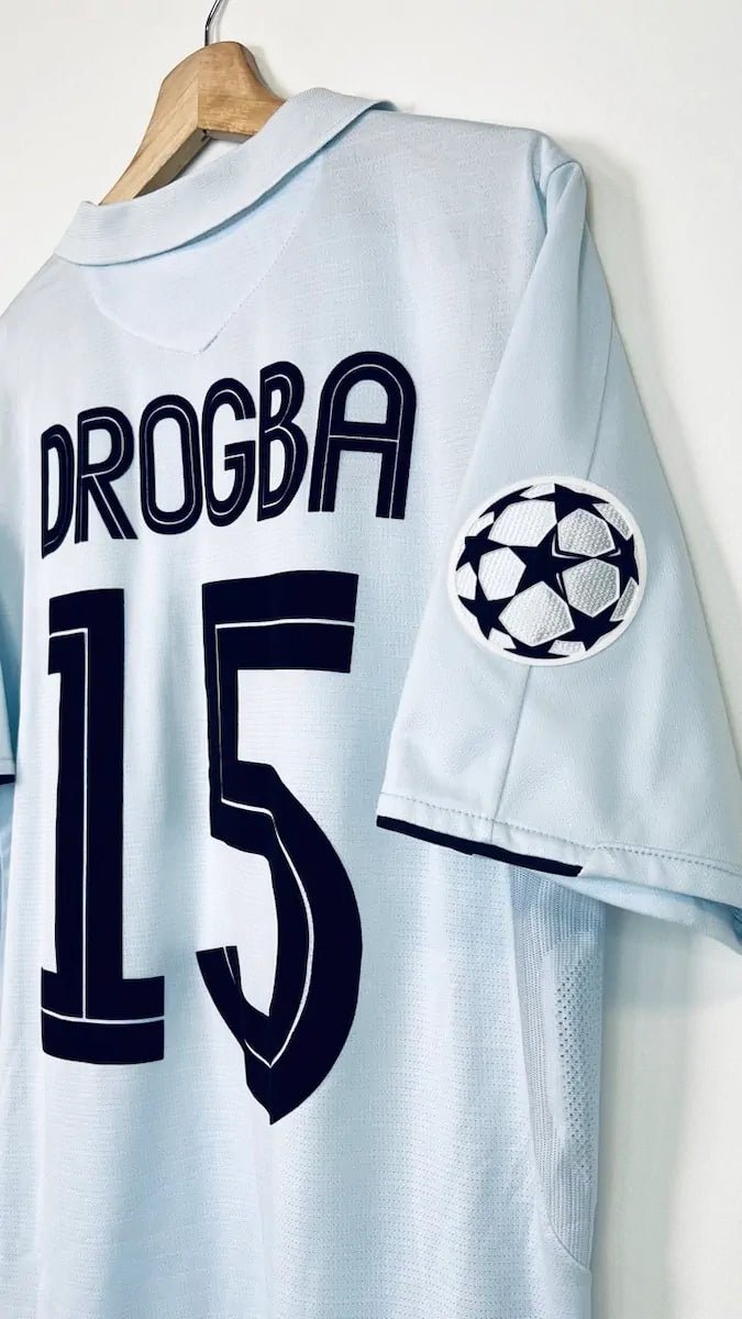 2005/06 Chelsea Extérieur - Drogba 15 (L) - Iconic Football Shop
