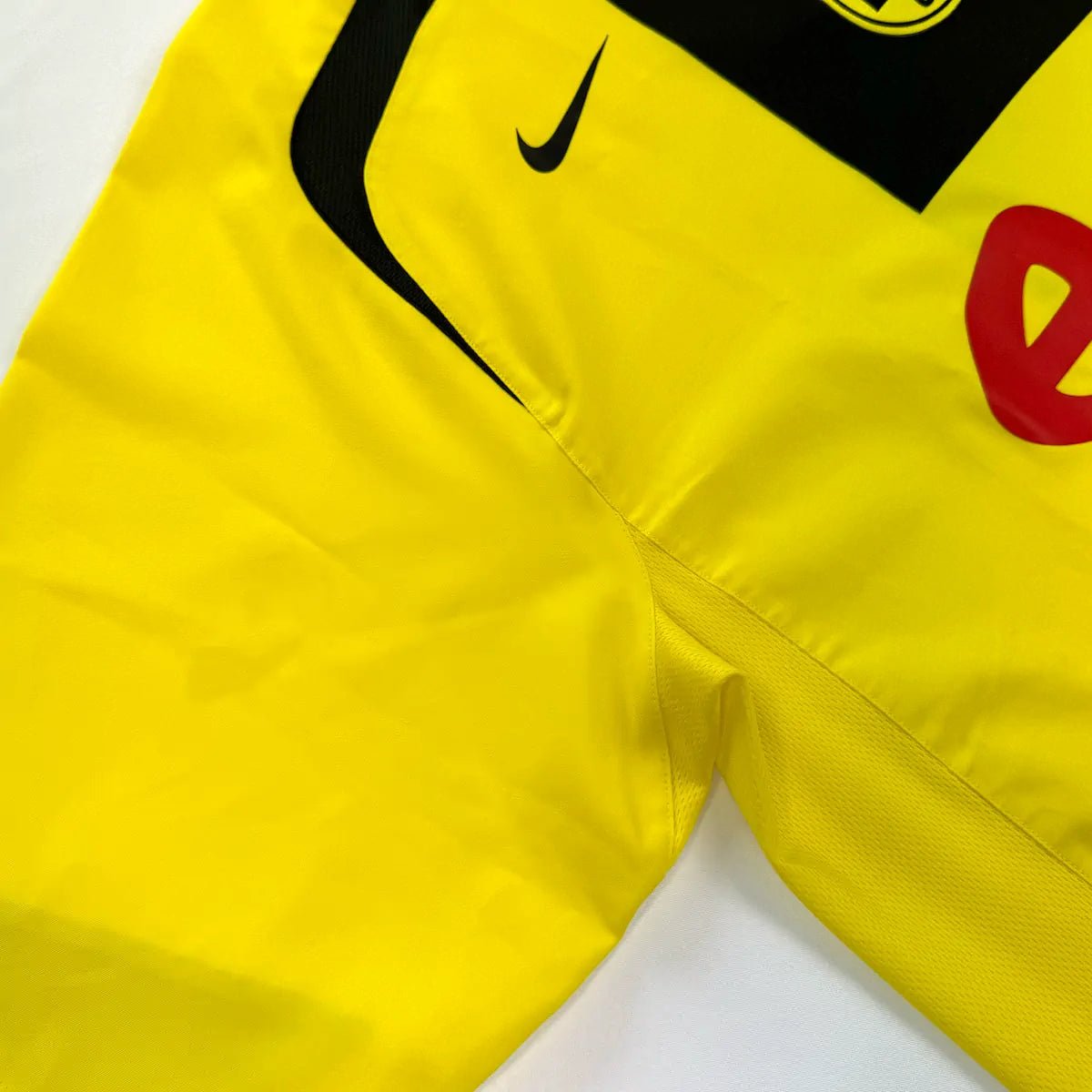 2005/06 Dortmund Domicile (L) - Iconic Football Shop