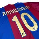 2006/07 Barcelone Domicile - Ronaldinho 10 (XL) - Iconic Football Shop