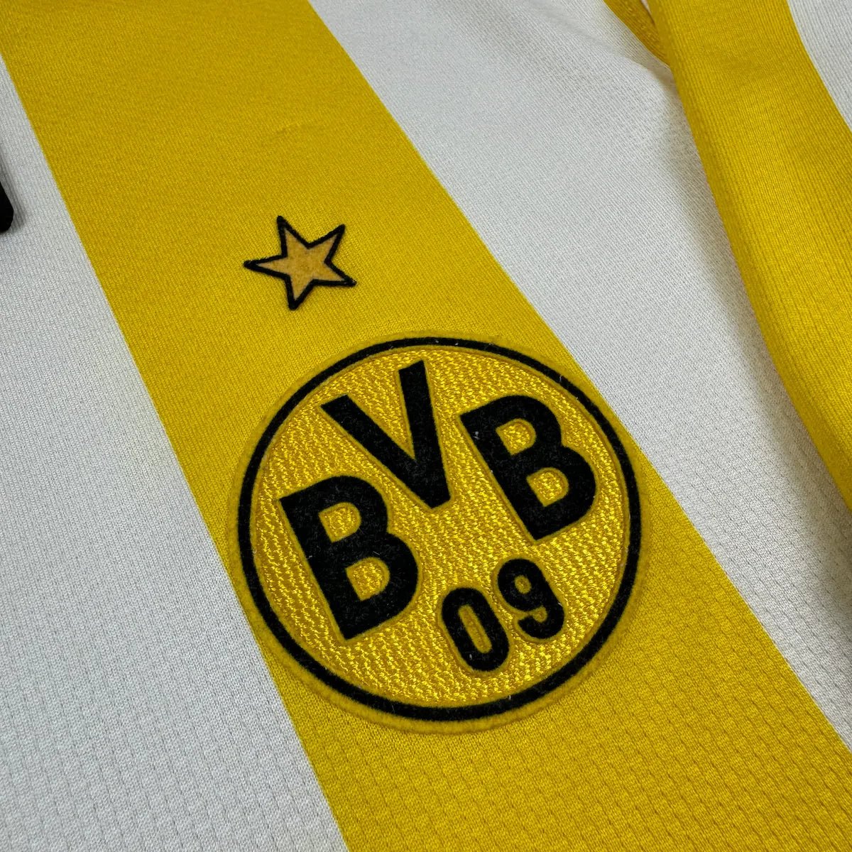 2006/07 Dortmund Domicile (L) - Iconic Football Shop