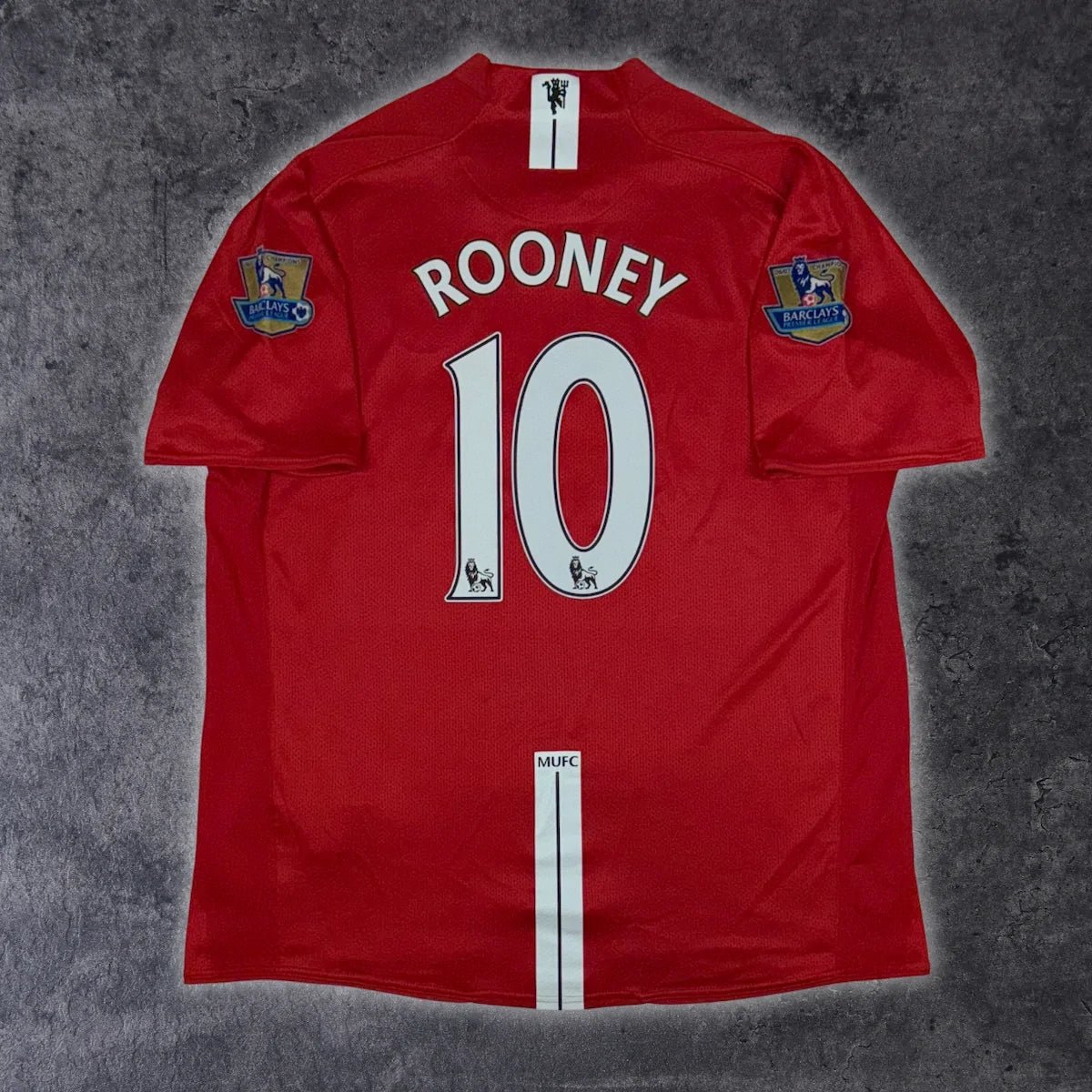 2007/09 Manchester United Domicile - Rooney 10 *SIGNÉ SCHMEICHEL* (XL) - Iconic Football Shop