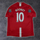 2007/09 Manchester United Domicile - Rooney 10 *SIGNÉ SCHMEICHEL* (XL) - Iconic Football Shop