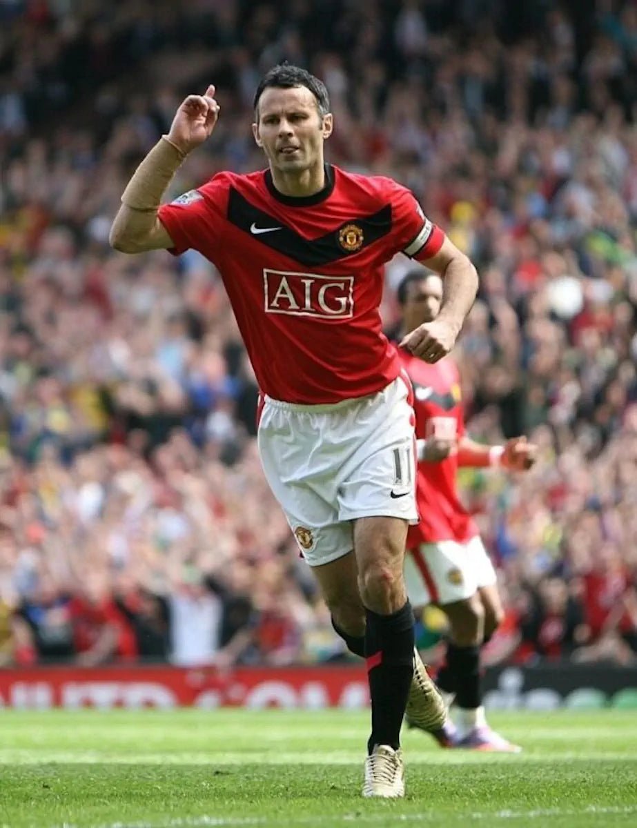 2009/10 Manchester United Domicile - Giggs 11 (M) - Iconic Football Shop
