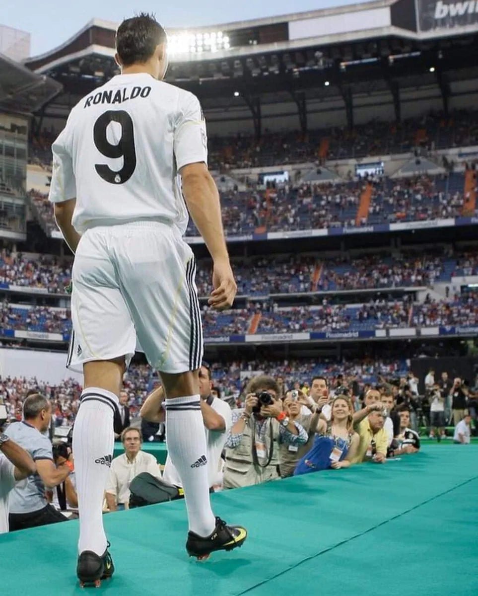 2009/10 Real Madrid Domicile - Ronaldo 9 (L) - Iconic Football Shop