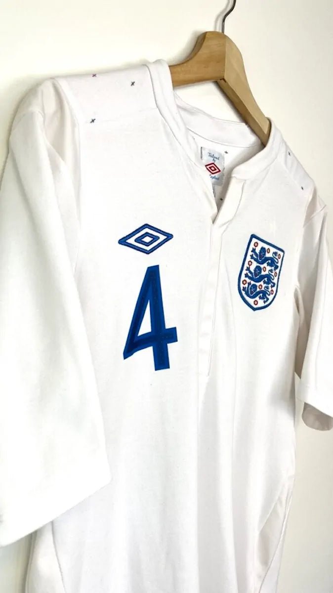 2010/11 Angleterre Domicile - Gerrard 4 (S) - Iconic Football Shop