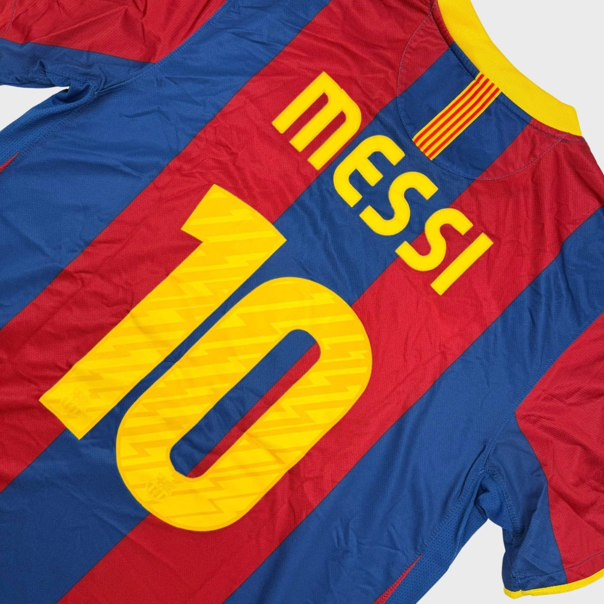 2010/11 Barcelone Domicile - Messi 10 (L) - Iconic Football Shop