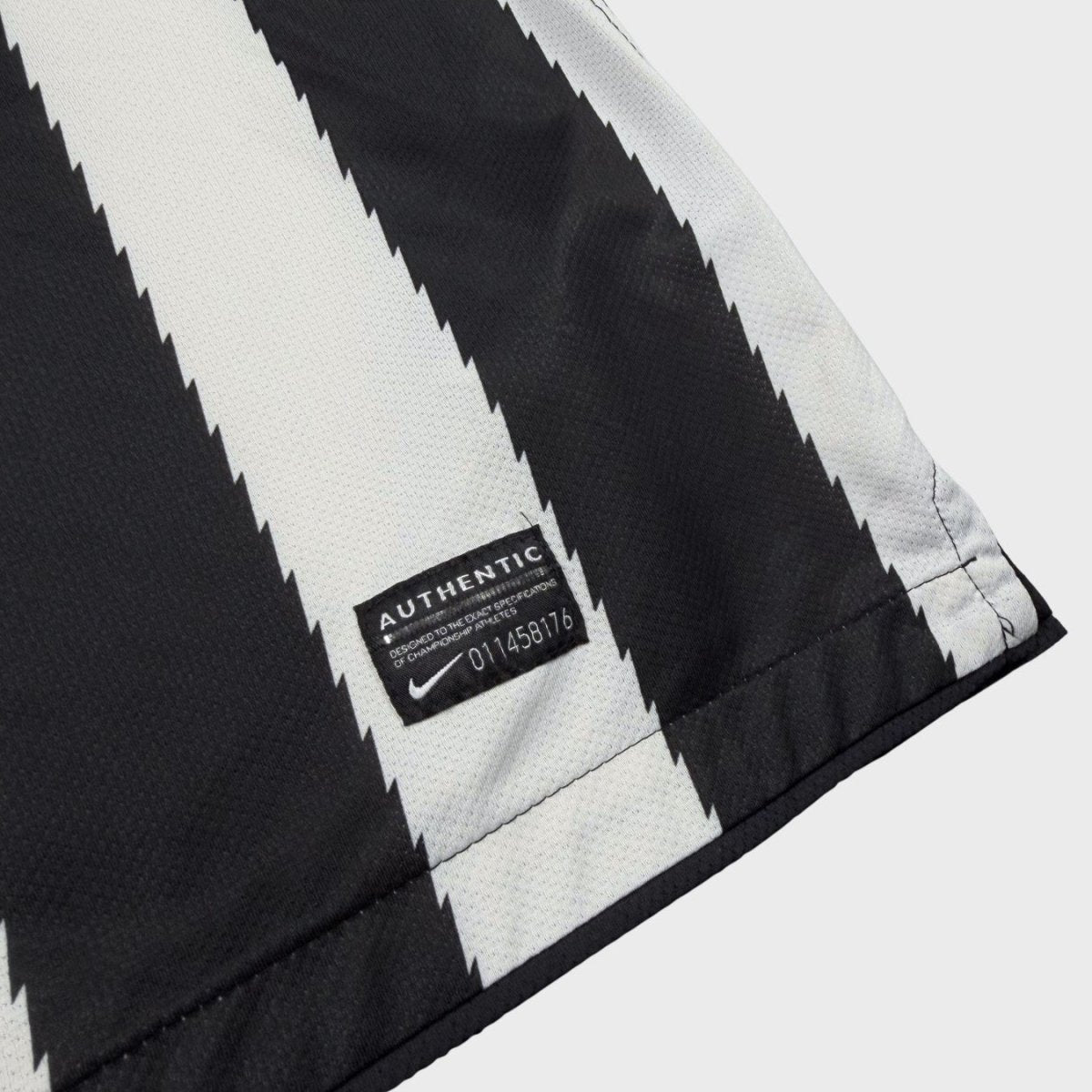 2010/11 Juventus Domicile (L) - Iconic Football Shop