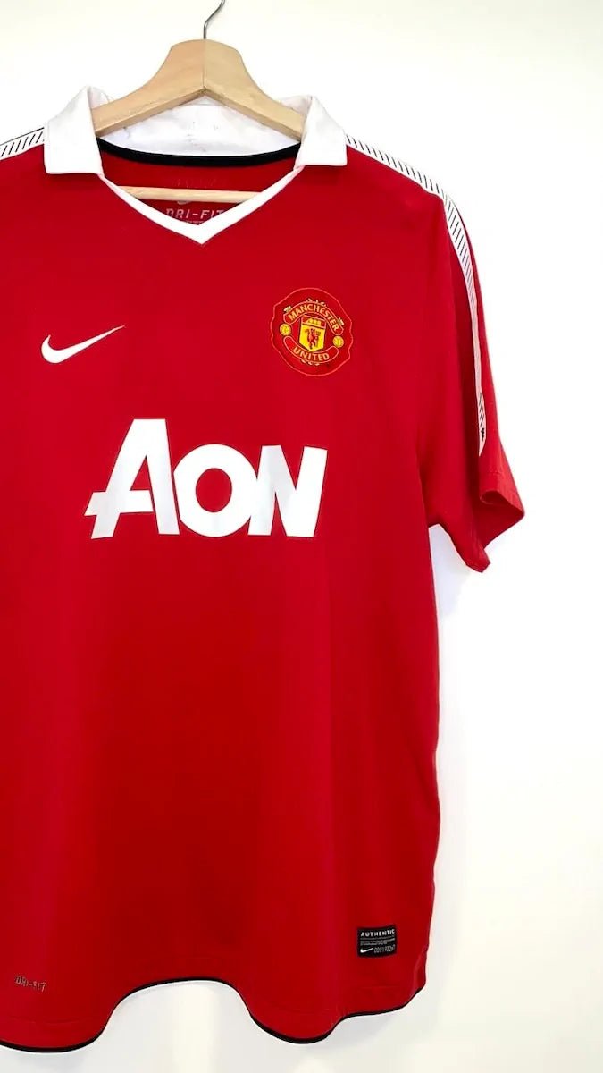 2010/11 Manchester United Domicile - Giggs 11 (L) - Iconic Football Shop