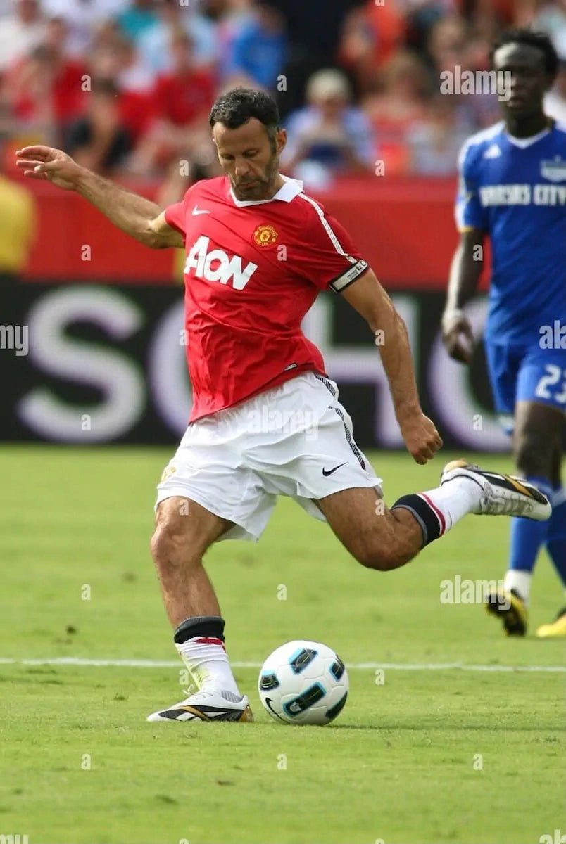 2010/11 Manchester United Domicile - Giggs 11 (L) - Iconic Football Shop