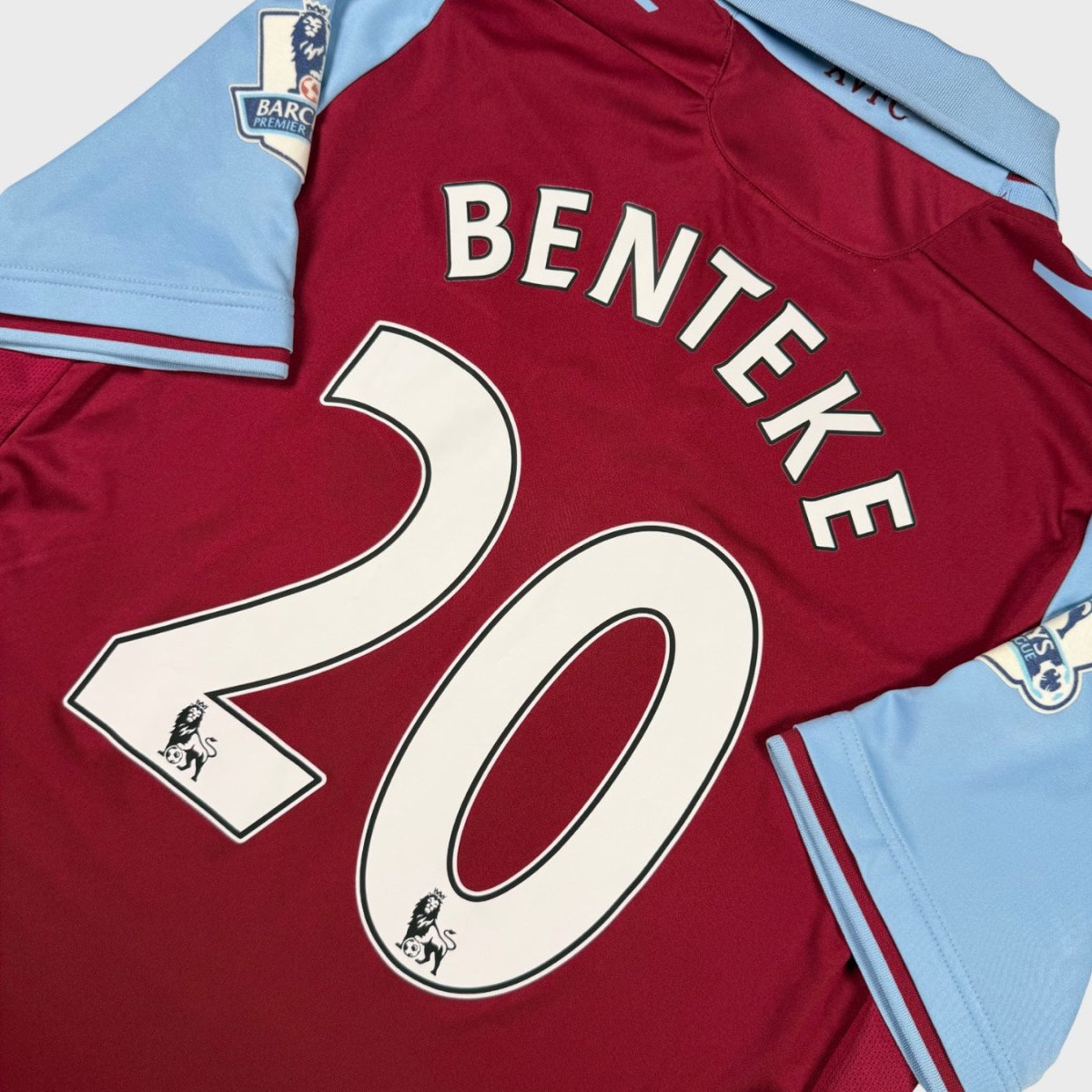 2012/13 Aston Villa Domicile - Benteke 20 (M) - Iconic Football Shop