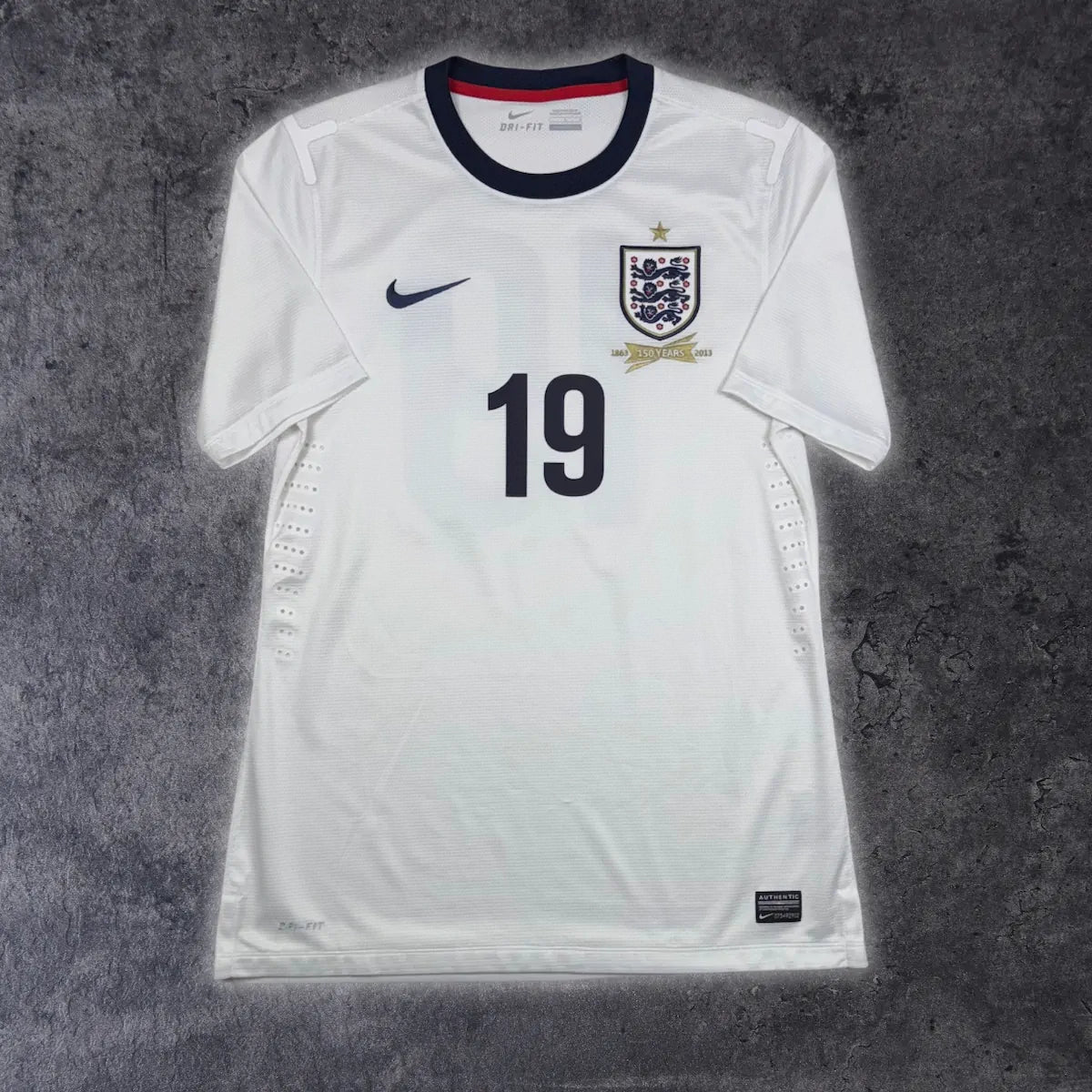 2013/14 Angleterre Domicile - 19 *PRÉPARÉ / PORTÉ* (L) - Iconic Football Shop