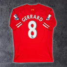 2013/14 Liverpool Domicile - Gerrard 8 (M) - Iconic Football Shop