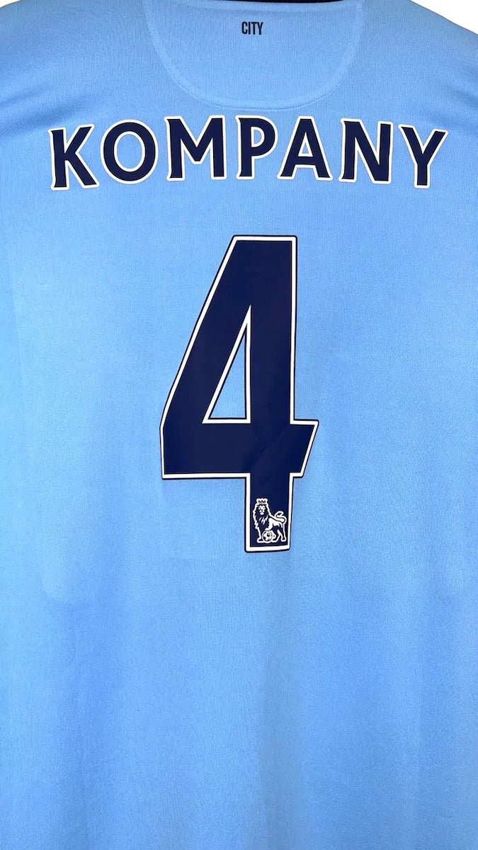 2014/15 Manchester City Domicile - Kompany 4 (XL) - Iconic Football Shop