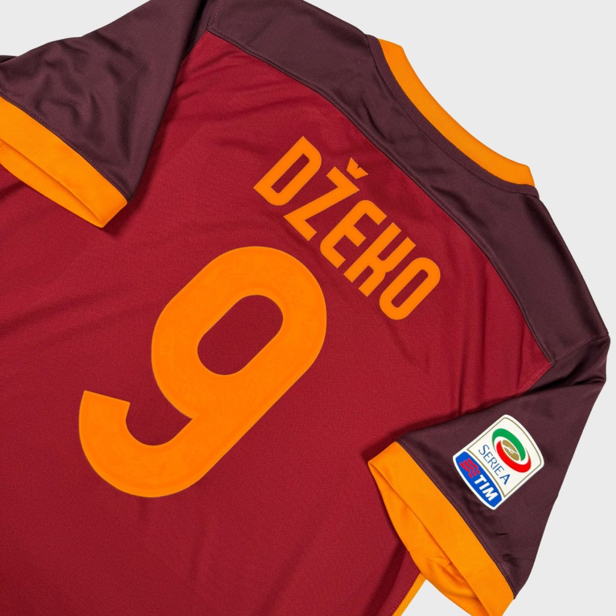 2015/16 AS Roma Domicile - Dzeko 9 (L) - Iconic Football Shop
