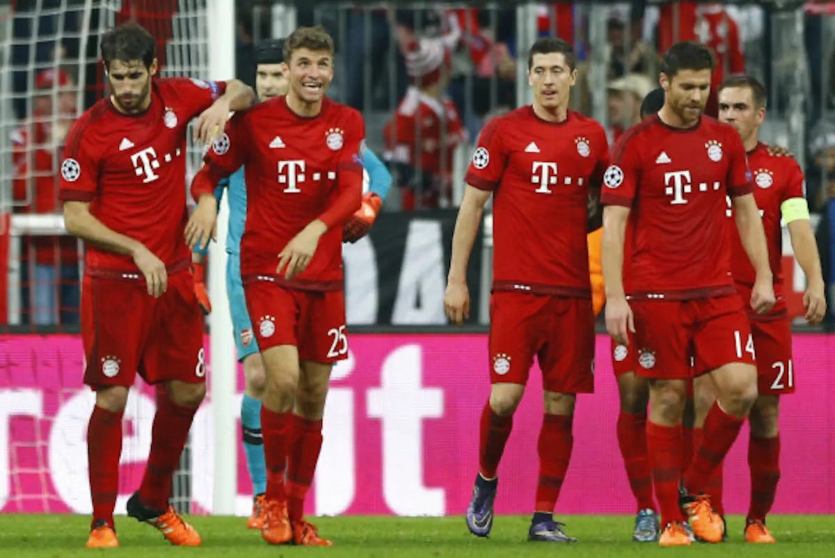 2015/16 Bayern Munich Domicile (L) - Iconic Football Shop