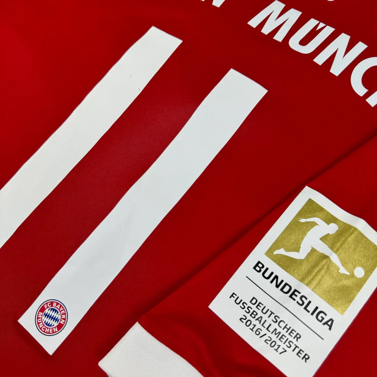 2017/18 Bayern Munich Domicile - James 11 (XL) - Iconic Football Shop