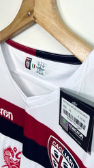 2017/18 Cagliari Extérieur (XL) - Iconic Football Shop