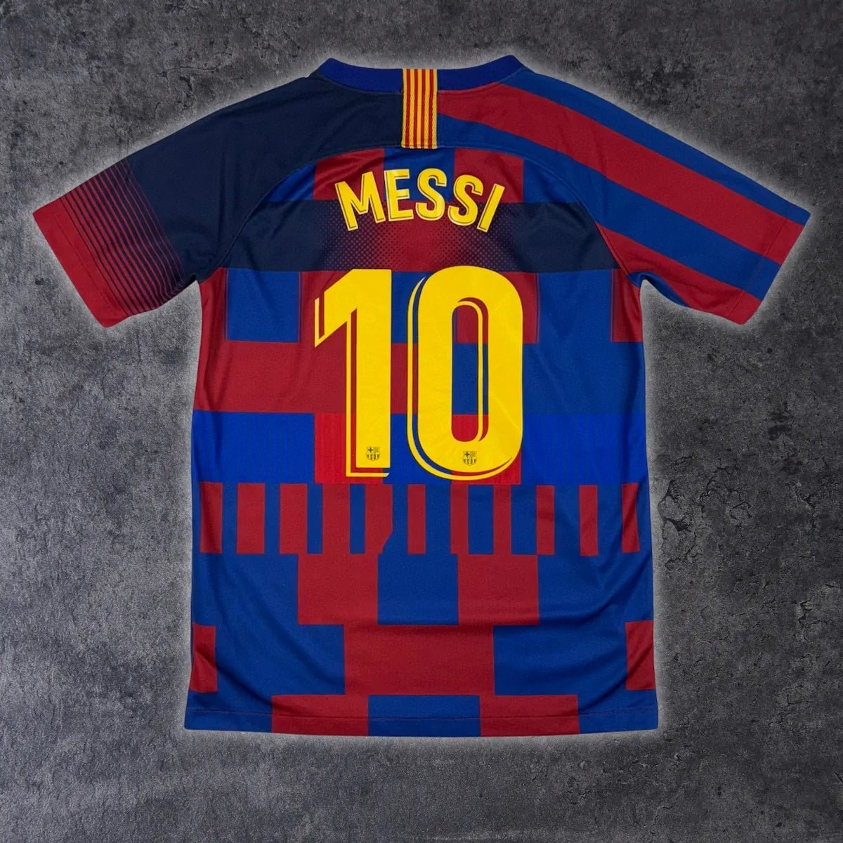 2018/19 Barcelone Domicile - Messi 10 *COLLAB’ NIKE 20 ANS* (13/15a) - Iconic Football Shop