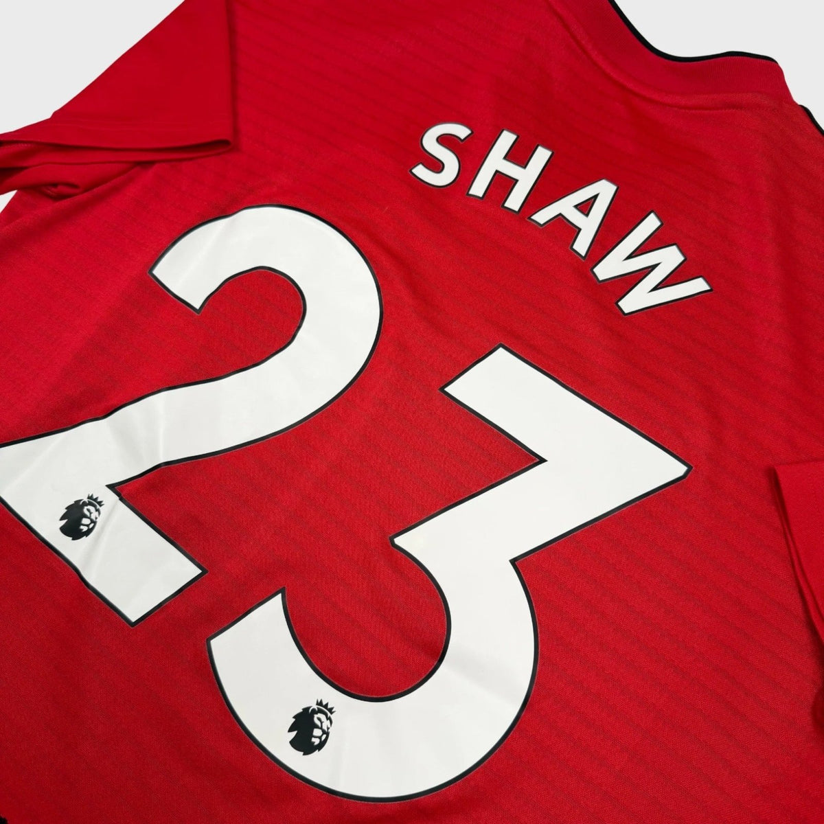 2018/19 Manchester United Domicile - Shaw 23 (L) - Iconic Football Shop