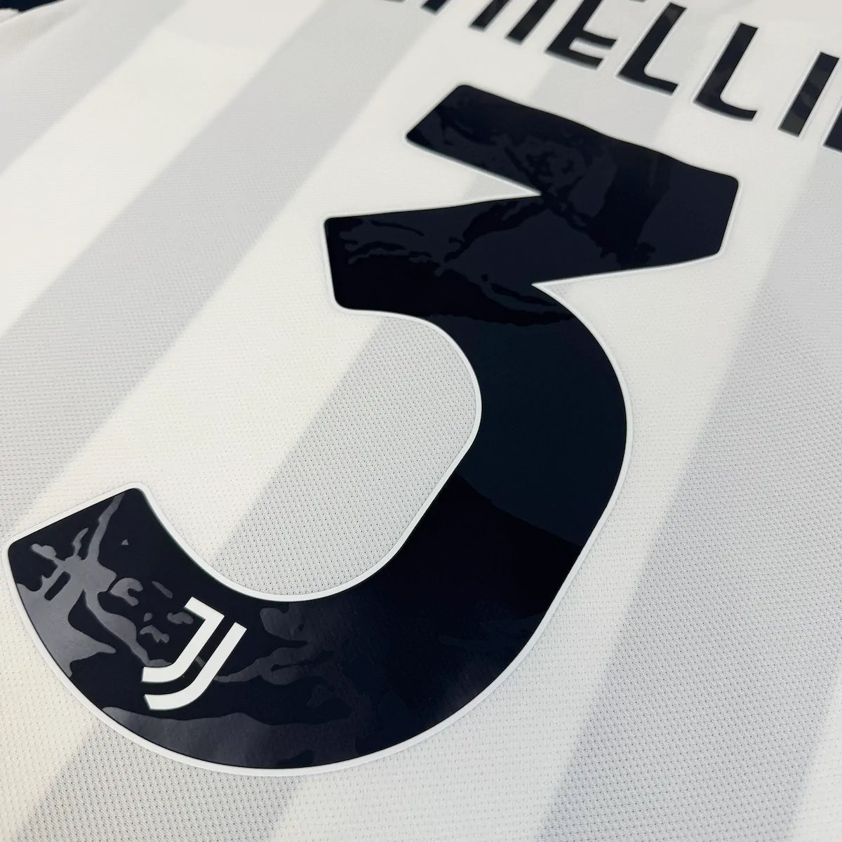 2021/22 Juventus Domicile - Chiellini 3 *STOCK PRO* (XL) - Iconic Football Shop