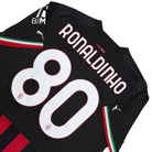 2022/23 AC Milan Domicile - Ronaldinho 80 *HOMMAGE* (L) - Iconic Football Shop