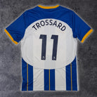2022/23 Brighton Domicile - Trossard 11 (M) - Iconic Football Shop