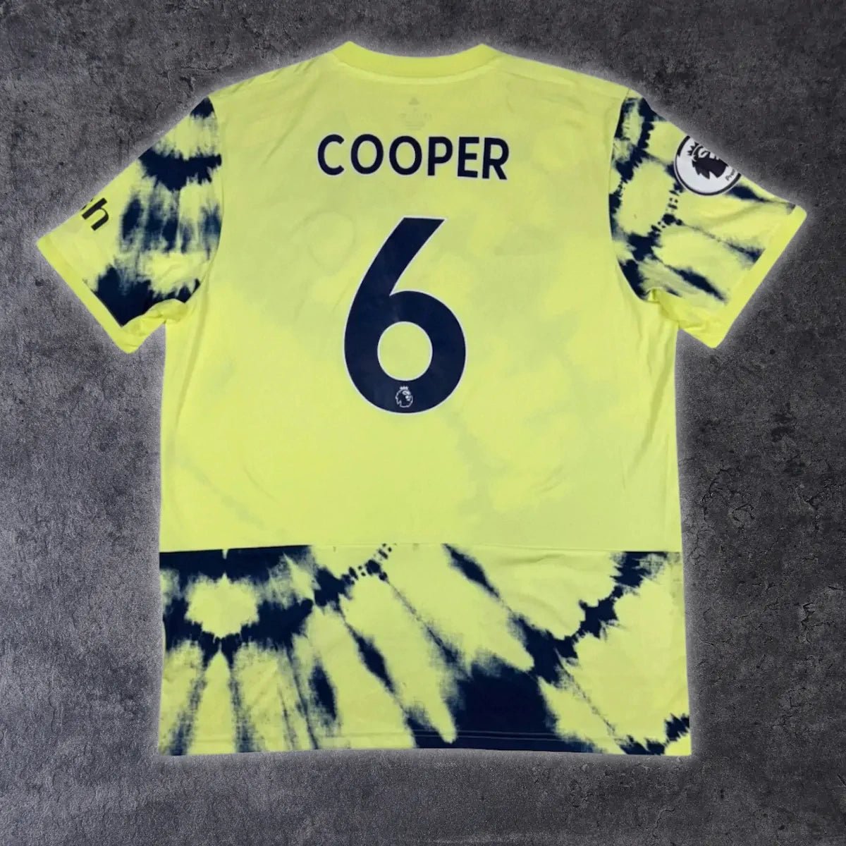 2022/23 Leeds Extérieur - Cooper 6 (XL) - Iconic Football Shop