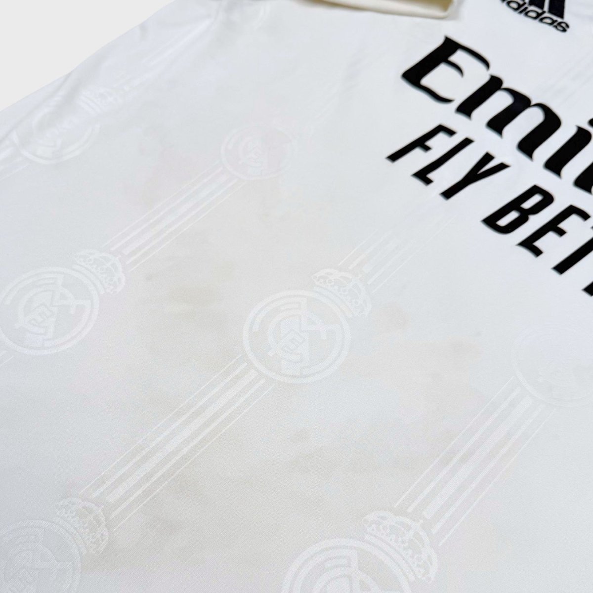 2022/23 Real Madrid Domicile - Tchouameni 8 *COMPLET* (L) - Iconic Football Shop