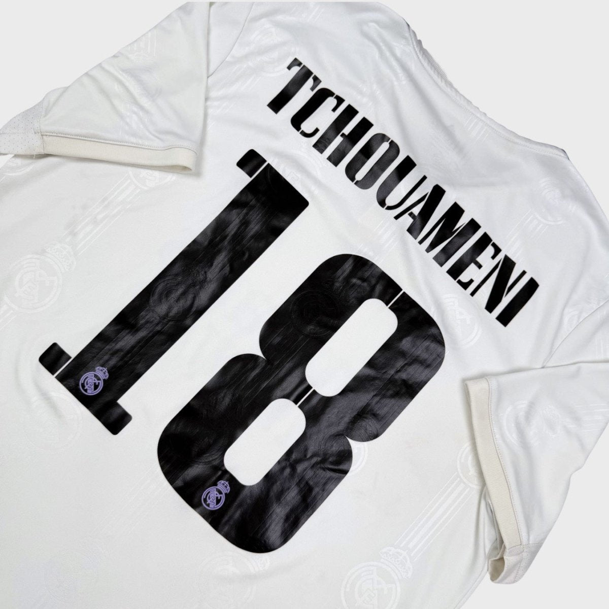 2022/23 Real Madrid Domicile - Tchouameni 8 *COMPLET* (L) - Iconic Football Shop