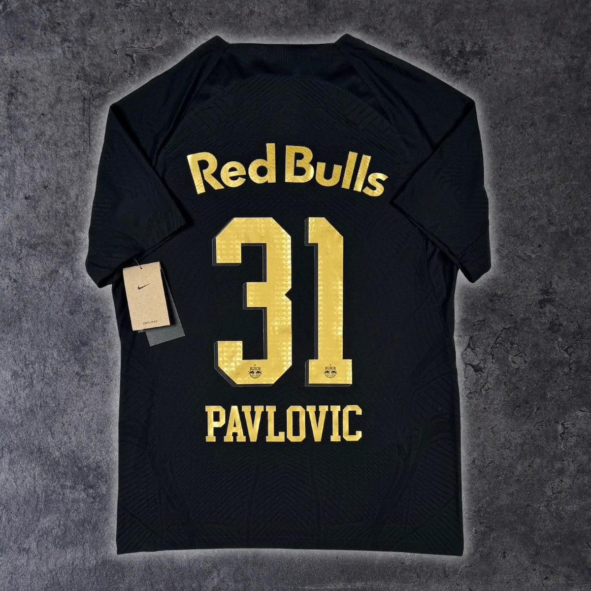 2022/23 Salzbourg - Pavlovic 31 *BOX EDITION LIMITÉE* (L) - Iconic Football Shop