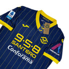 2024/25 Hellas Verone Domicile - Sar 9 (L) - Iconic Football Shop