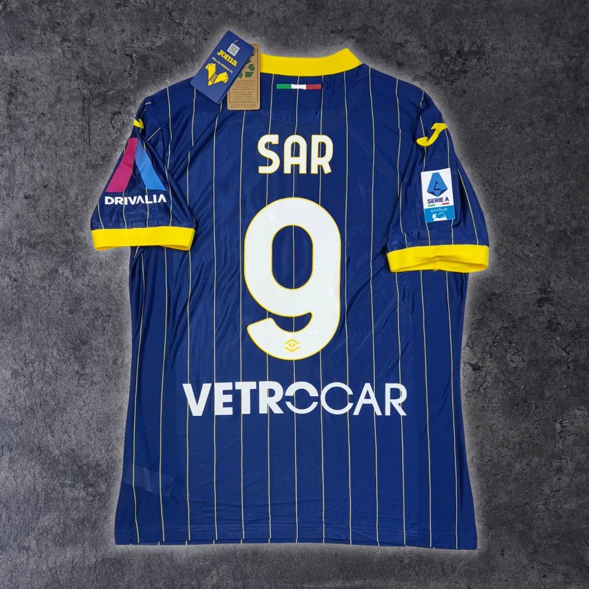 2024/25 Hellas Verone Domicile - Sar 9 (L) - Iconic Football Shop