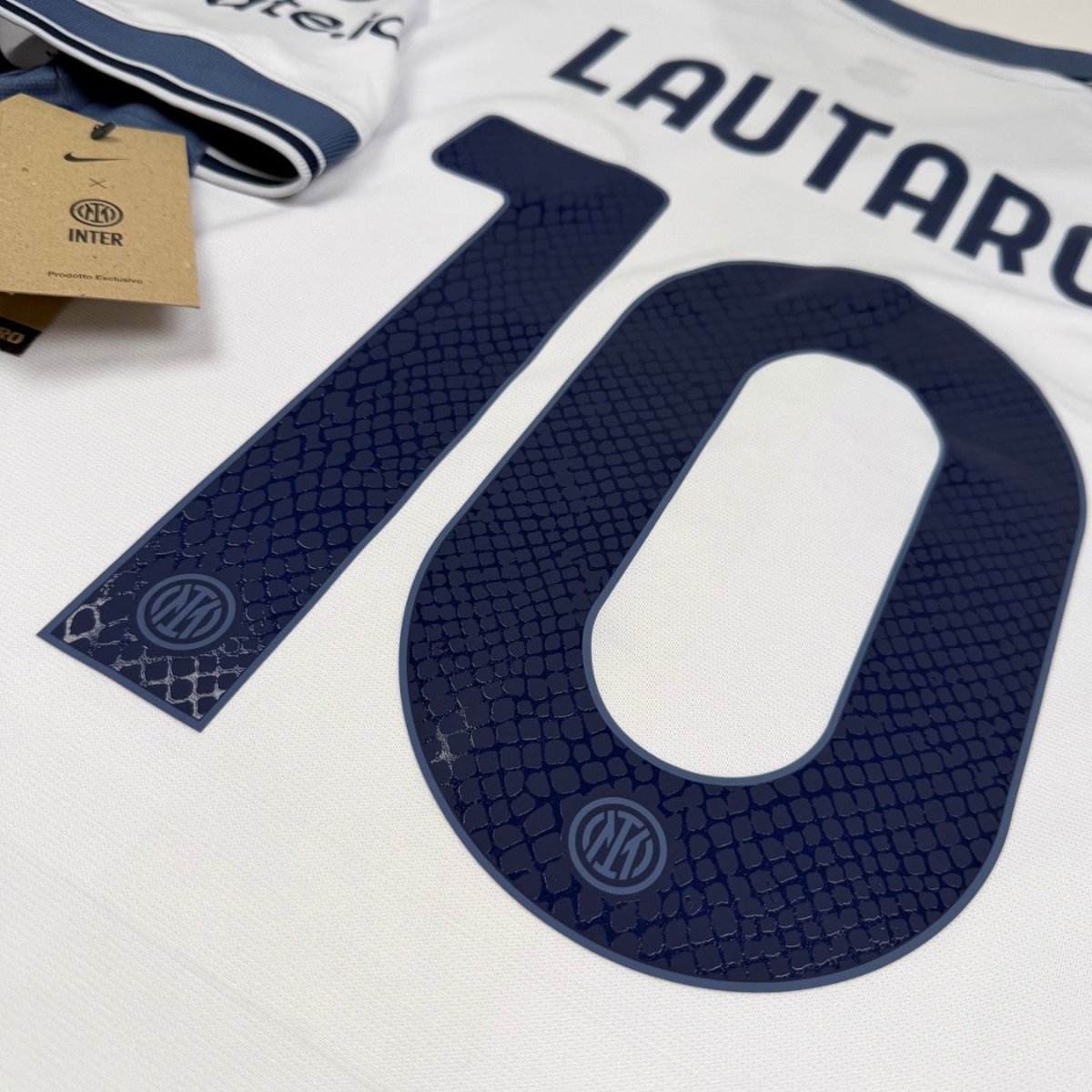 2024/25 Inter Milan Extérieur - Lautaro 10 (S) - Iconic Football Shop