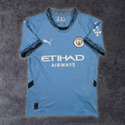 2024/25 Manchester City Domicile (S) - Iconic Football Shop