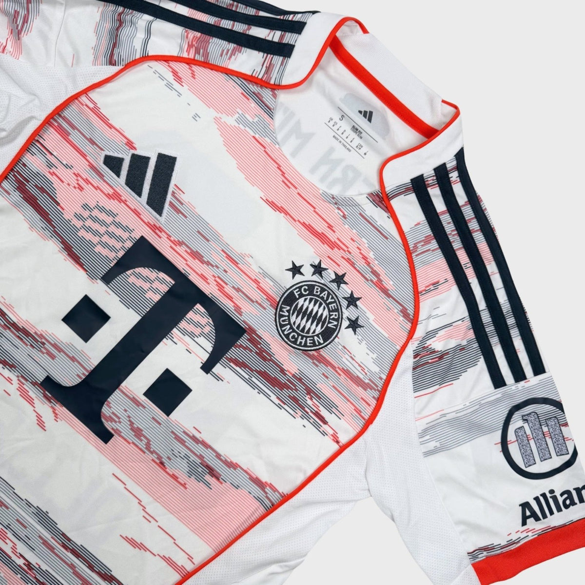 2025/26 Bayern Munich Extérieur - Olise 17 (S) - Iconic Football Shop