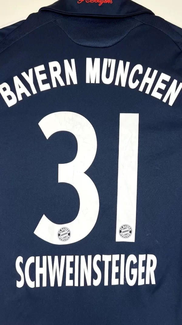 2009_10-Bayern_Munich-Extérieur–Schweinsteiger_31 1