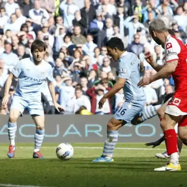 2011_12-Manchester_City-Domicile-Kun_Agüero_16-(XL)1