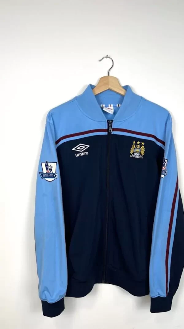 2012_13-Manchester_City-Veste-Kompany_4-(L)1