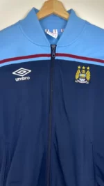 2012_13-Manchester_City-Veste-Kompany_4-(L)1