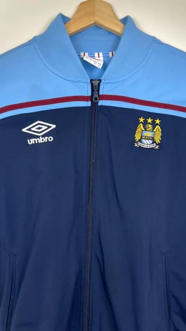 2012_13-Manchester_City-Veste-Kompany_4-(L)1