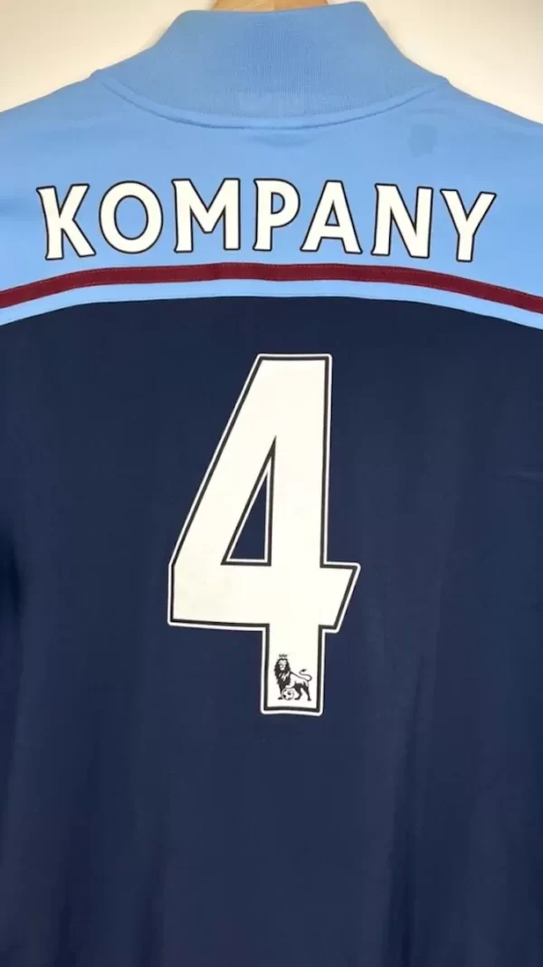 2012_13-Manchester_City-Veste-Kompany_4-(L)1