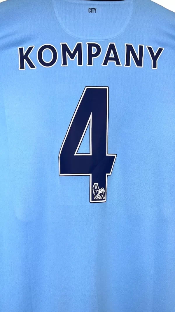 2014_15-Manchester_City-Domicile-Kompany_4-(XL)1