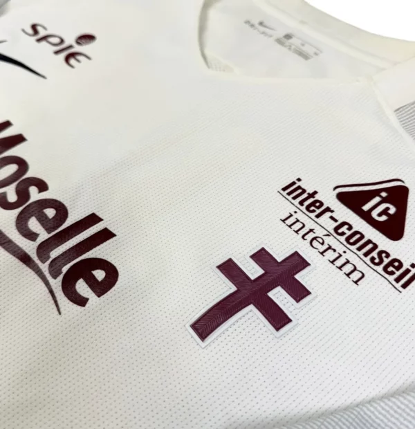 Maillot du FC Metz 2017 18 Extérieur Roux 9 porté